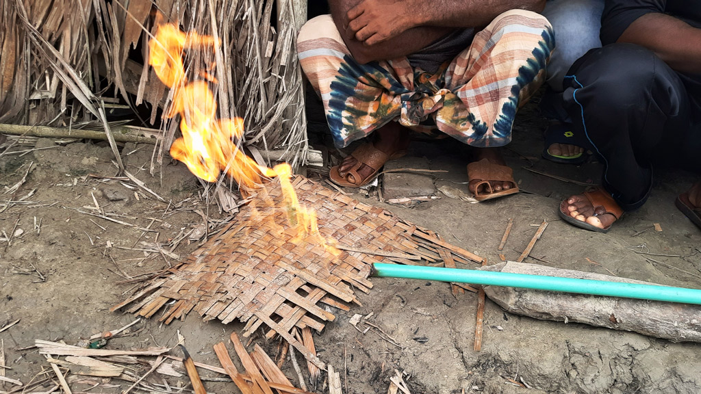 ঘের থেকে উঠছে গ্যাস তাতে চলছে রান্নাও