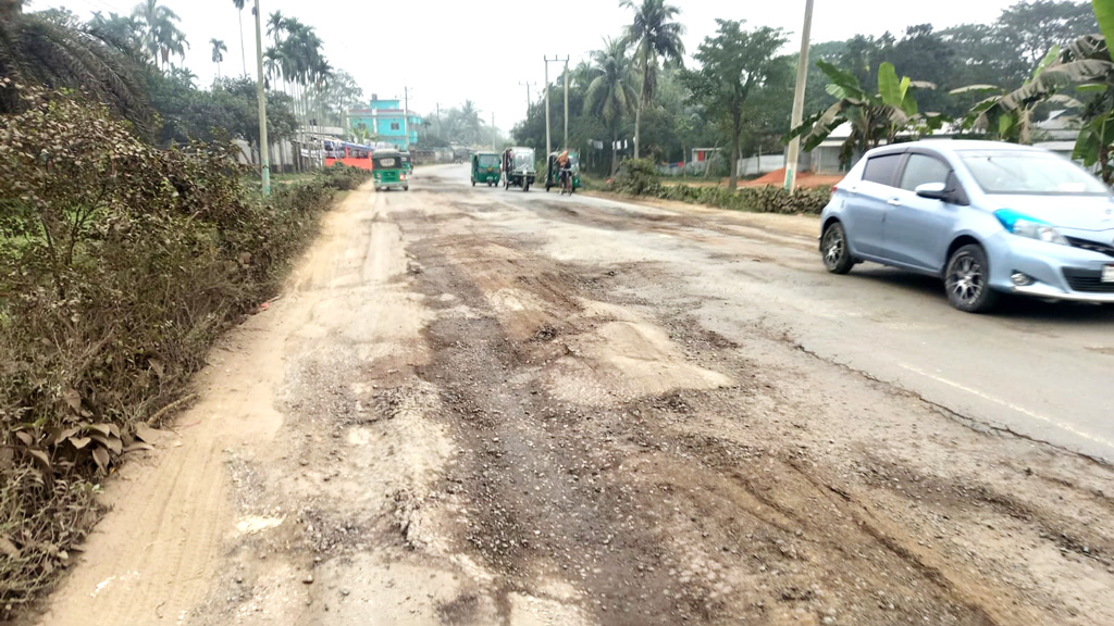 সংস্কারের অভাবে সড়ক বেহাল, দুর্ঘটনার ঝুঁকি