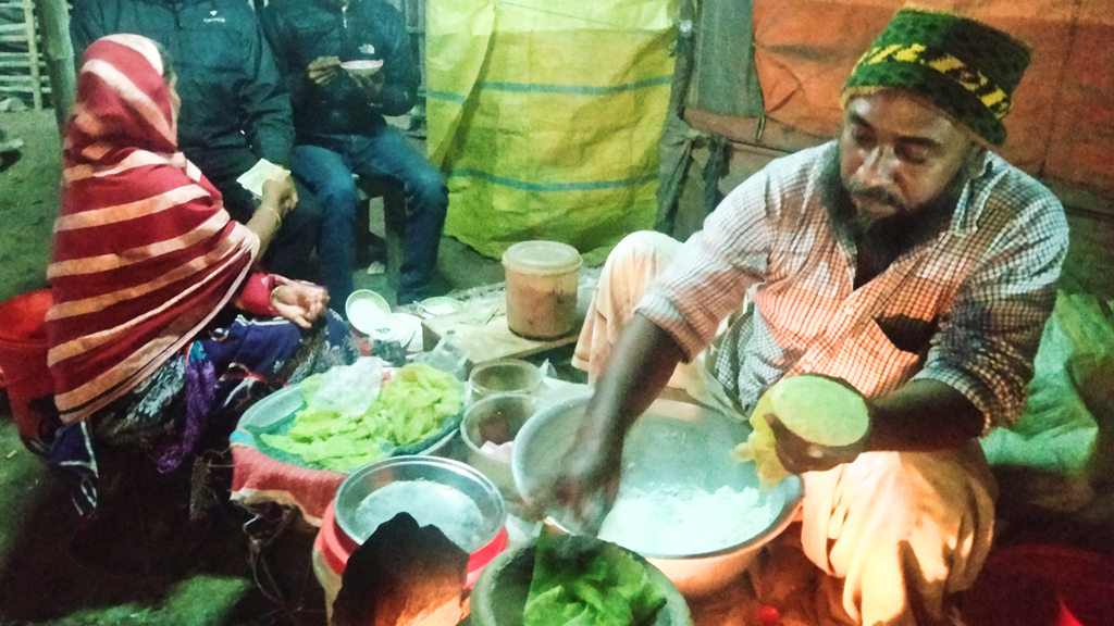 গোমস্তাপুরে চলছে ভাপা পিঠার বিক্রির ধুম