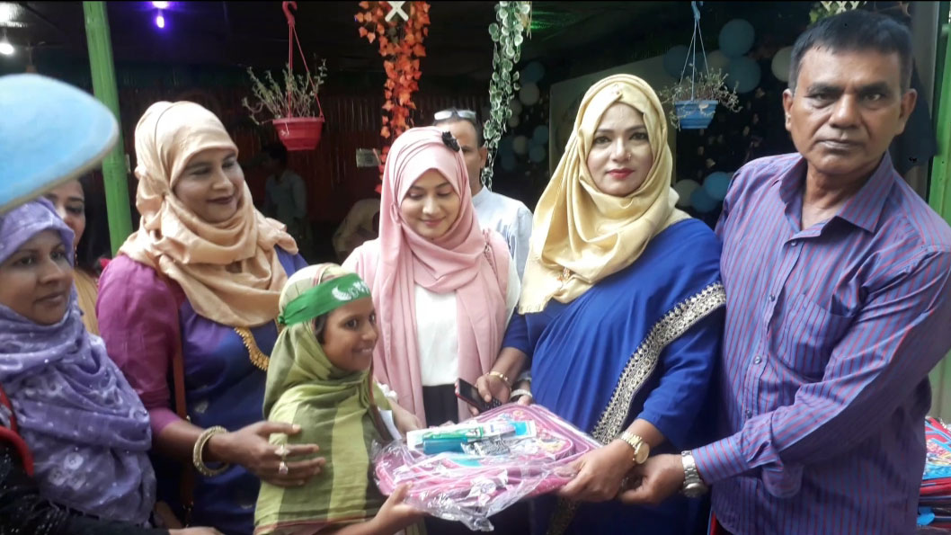 ভর-পেট খাওয়ার পর ৫০ পথশিশু  পেল উপহার