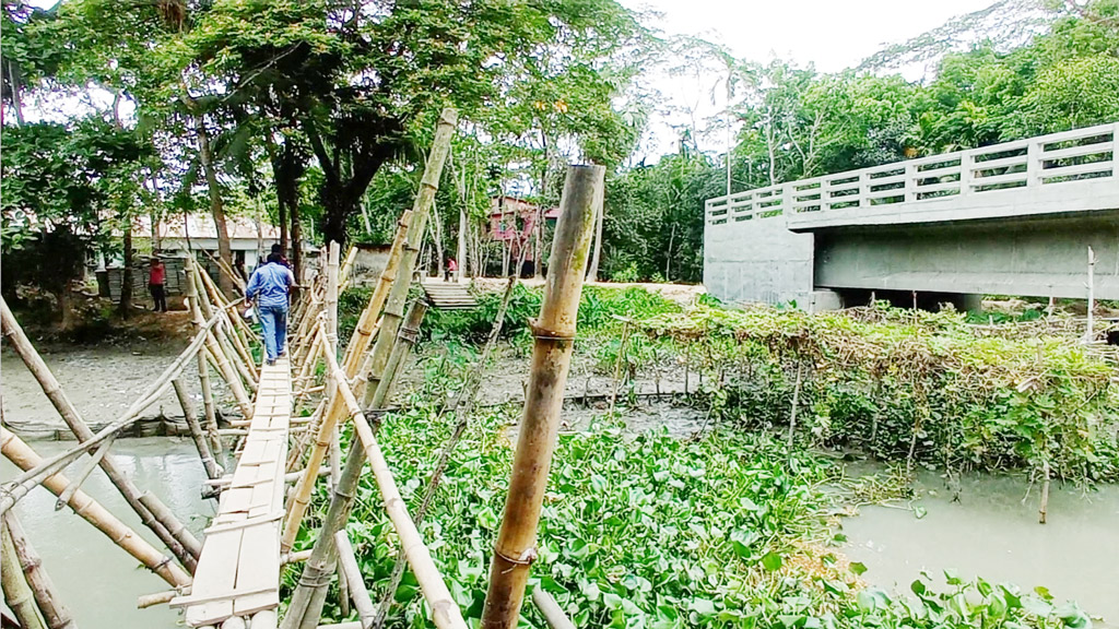 আড়াই কোটি টাকায় ব্রিজ নির্মাণের পরও সাঁকোয় পারাপার