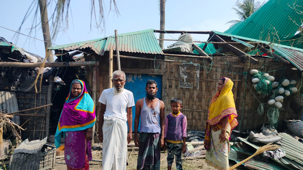 ঘূর্ণিঝড় মোখা: দুই দিন পার হলেও অনেকেই বসবাস করছে খোলা আকাশের নিচে