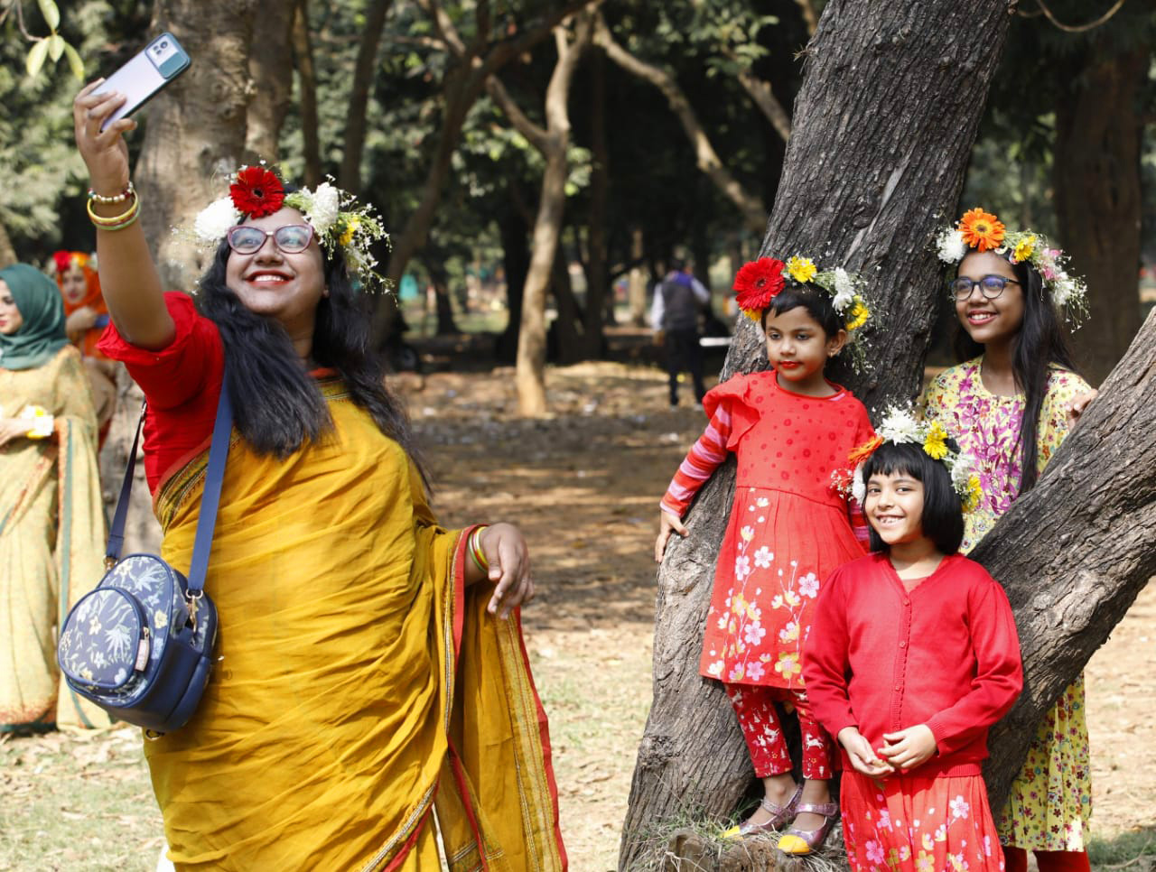 বসন্তের আগমনে আজকেও মায়ের সঙ্গে শিশুরা ঘুরতে এসেছে ঢাকা বিশ্ববিদ্যালয়ে। 