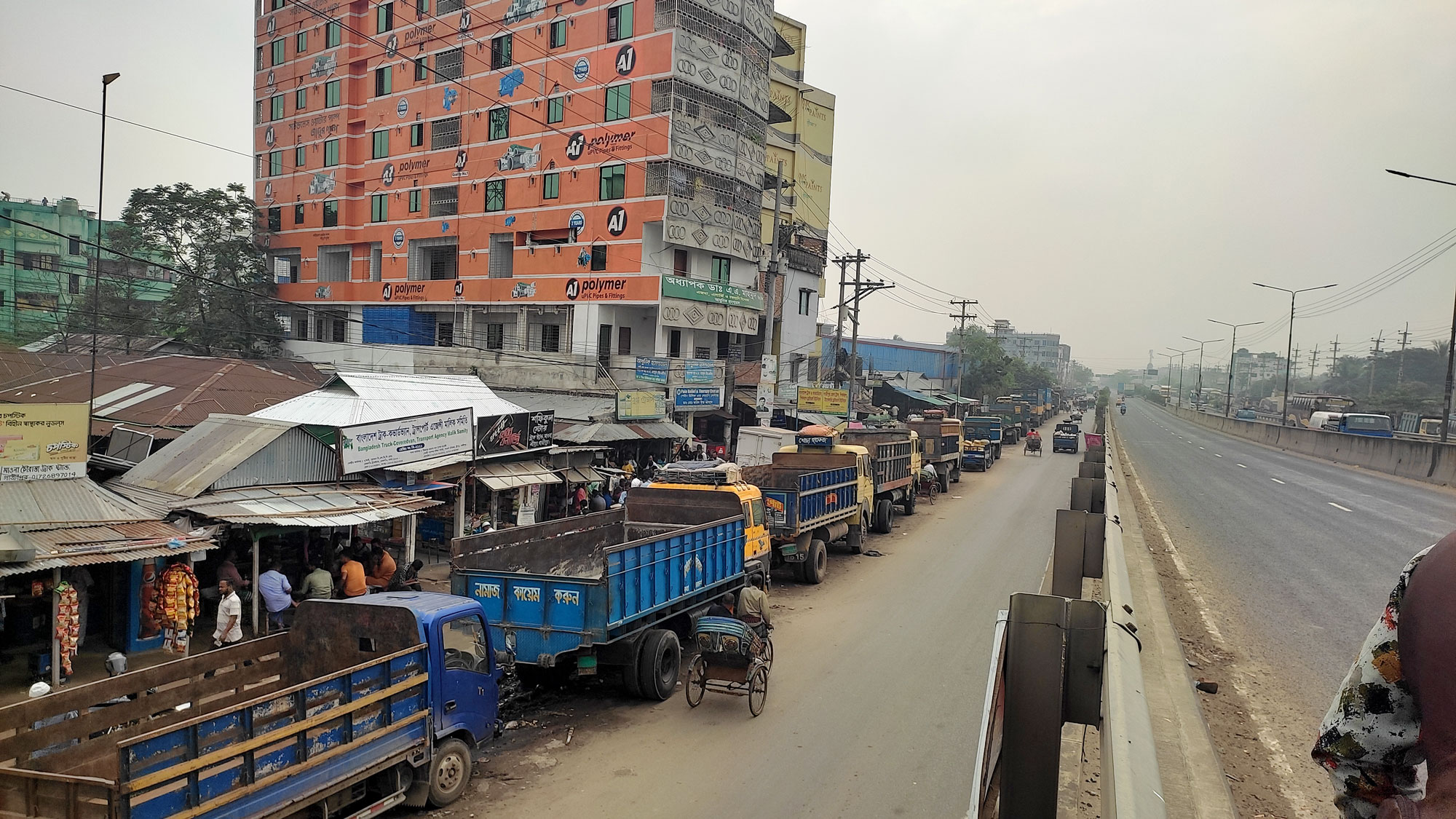 রাস্তার ওপর ট্রাকস্ট্যান্ড, ভোগান্তিতে মানুষ