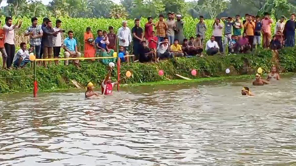 পাকুন্দিয়ায় পানিতে ফুটবল খেলা, চাচাদের হারালেন ভাতিজারা