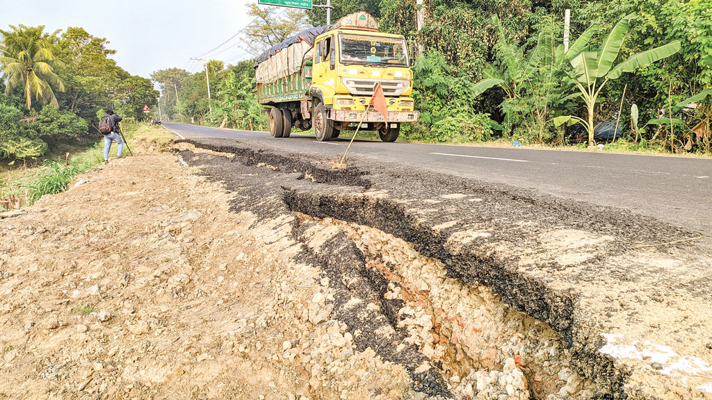 কাজ শেষের আগেই সড়কে ফাটল, ধস