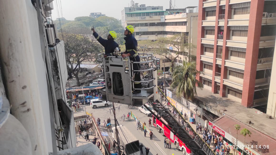 কর কমিশনের ১২ তলা ভবনের ৭ তলায় আগুন   