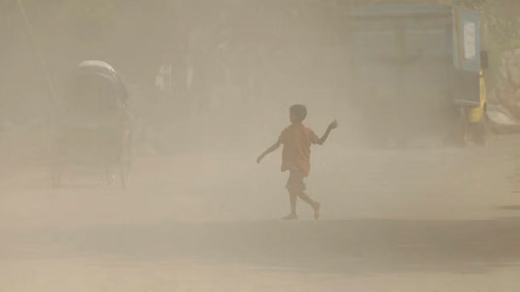 বায়ুদূষণে আজ শীর্ষে দিল্লি, ঢাকা তিনে  