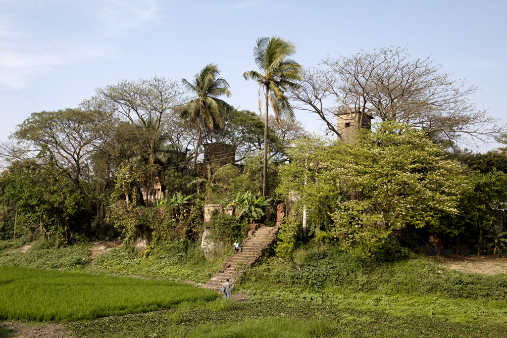 তুরাগ নদীর গা ঘেঁষে গাছ পালার মাঝে দাঁড়িয়ে আছে বিরুলিয়া জমিদার বাড়ি।