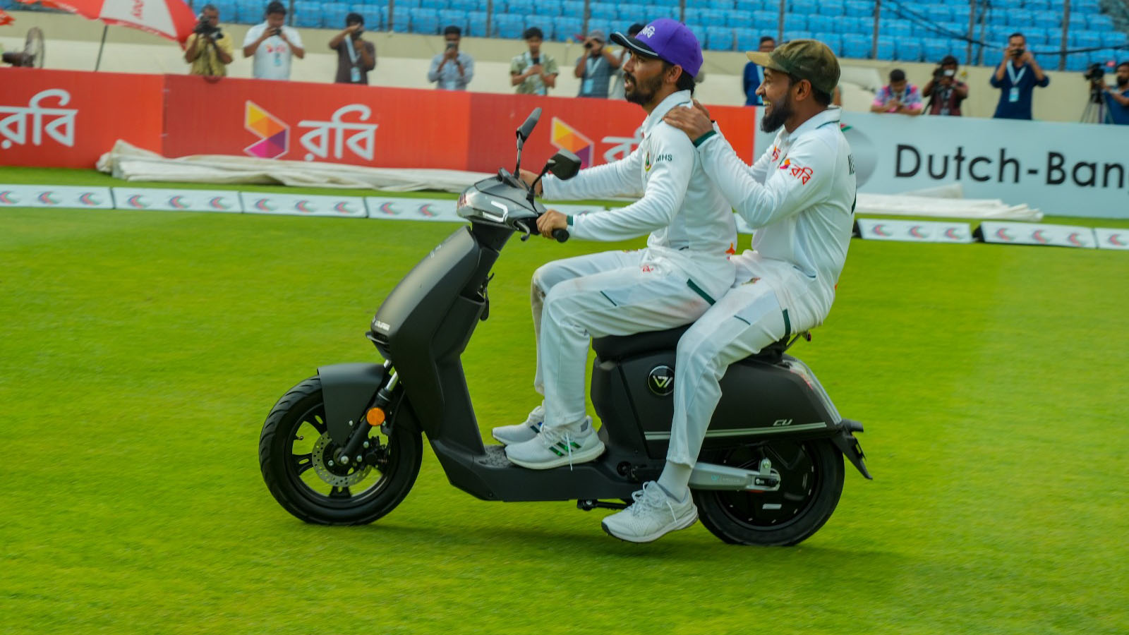 পাকিস্তানকে হারিয়ে উপহার পাওয়া বাইকে মুশফিককে চড়ালেন মুমিনুল
