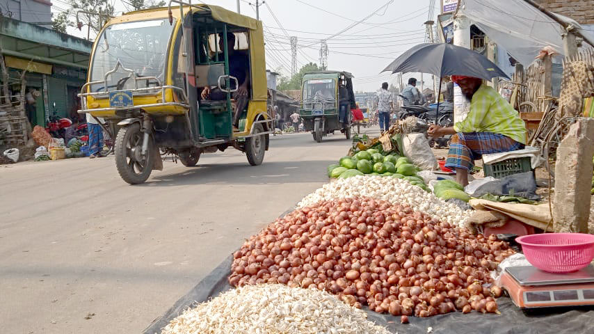 মাগুরায় রাস্তায় হাট-বাজার