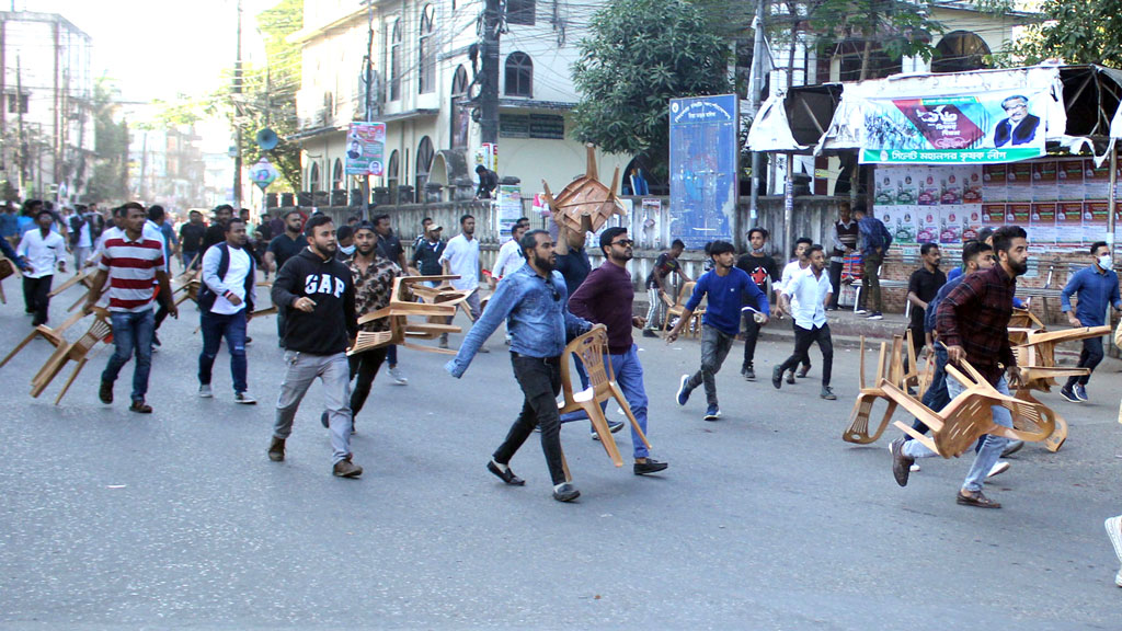 বিএনপির সমাবেশে দুই পক্ষের চেয়ার ছোড়াছুড়ি