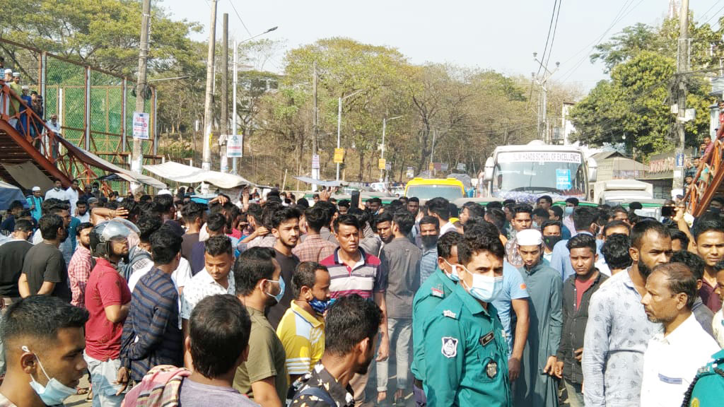 হেলমেট না থাকায় মামলা, প্রতিবাদে এমসি কলেজ শিক্ষার্থীদের সড়ক অবরোধ