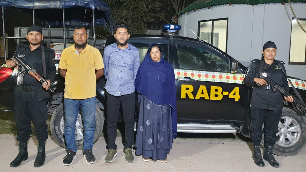 ডেকে নিয়ে আপত্তিকর ভিডিও করে মুক্তিপণ দাবি, নারীসহ গ্রেপ্তার ৩
