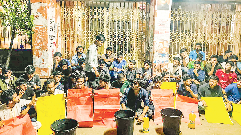 চবির হলে তালা দিয়ে প্রাধ্যক্ষের পদত্যাগ দাবি