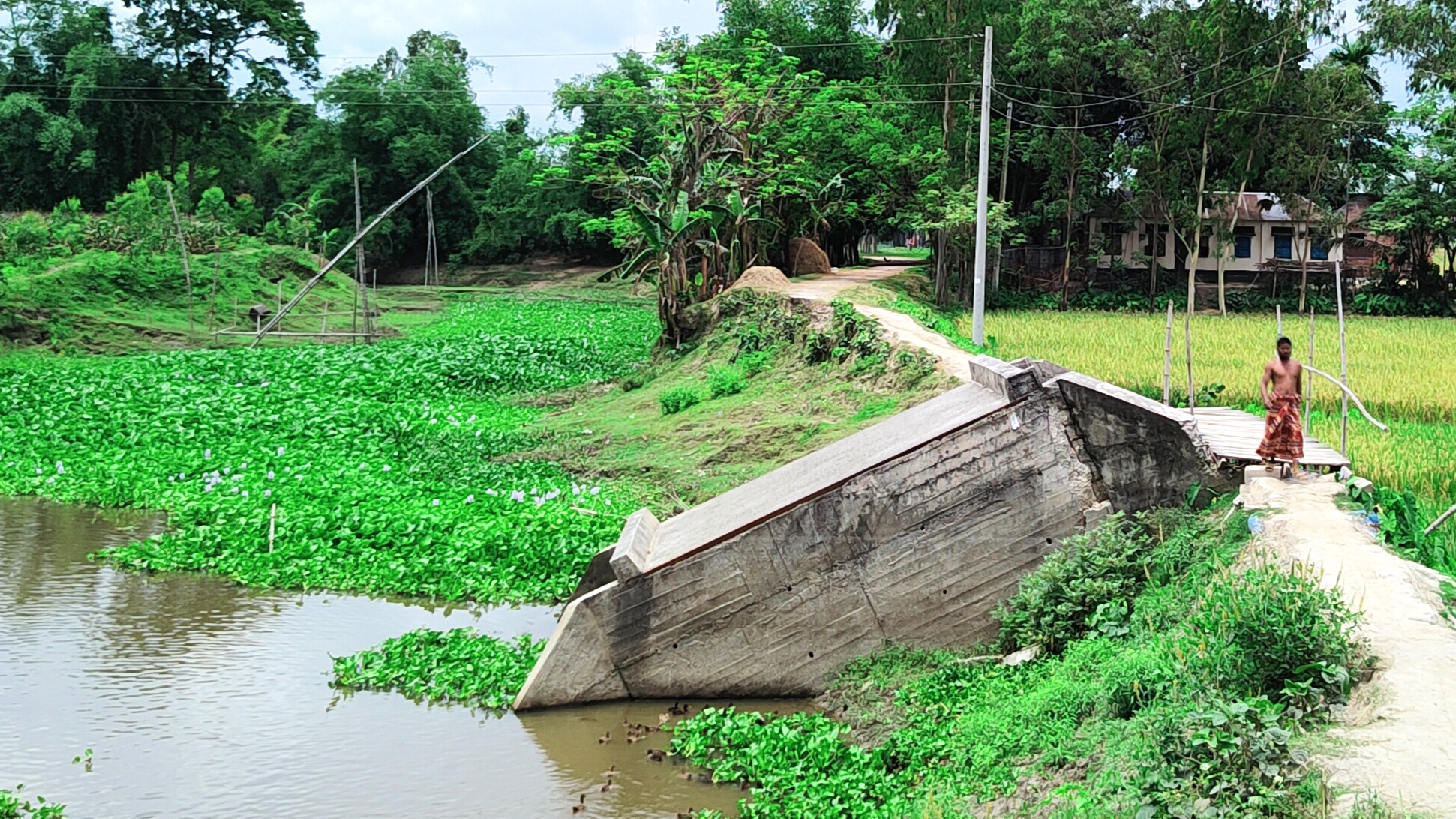 কালভার্ট যখন ‘পথের কাঁটা’