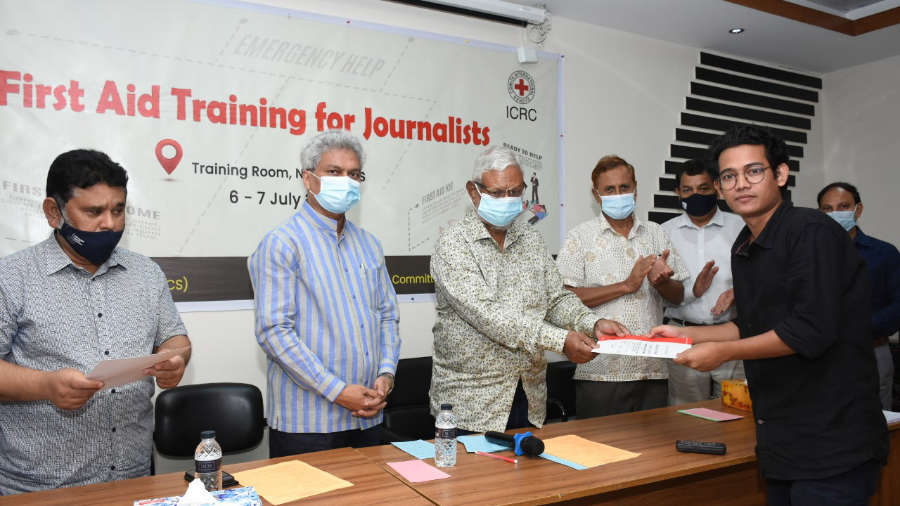 সাংবাদিকদের প্রাথমিক চিকিৎসা প্রশিক্ষণ দিল রেড ক্রিসেন্ট