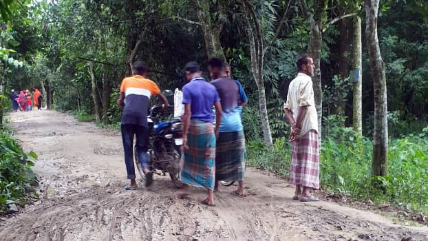 কাঁচা রাস্তায় দুর্ভোগ