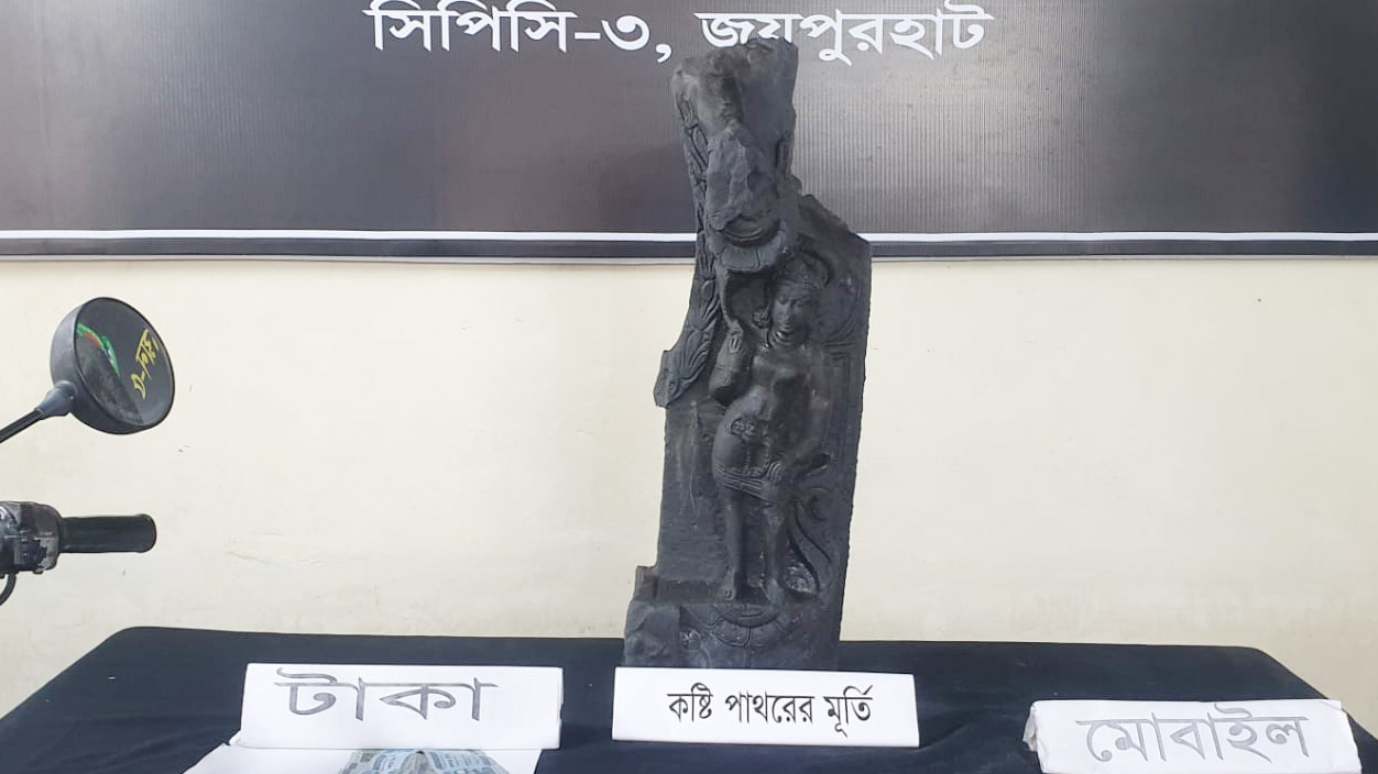 জয়পুরহাটে কষ্টিপাথরের মূর্তি উদ্ধার, গ্রেপ্তার ৩