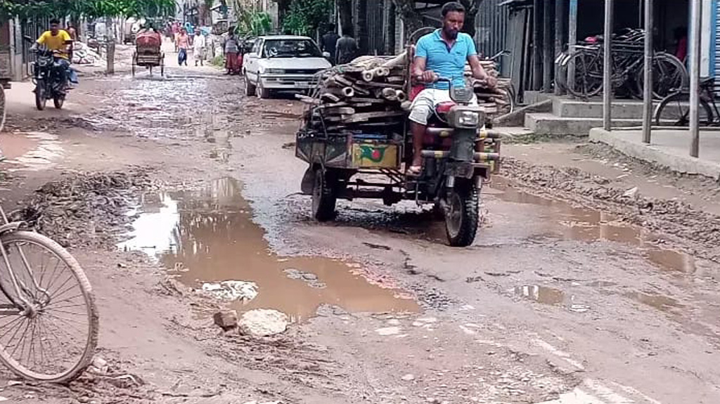 জলাবদ্ধ সড়কে দুর্ভোগ সীমাহীন