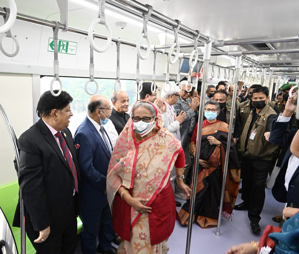 ২০০ জন অতিথিকে সঙ্গে নিয়ে মেট্রোরেলে যাত্রা করেন প্রধানমন্ত্রী শেখ হাসিনা। ছবি: পিআইডি