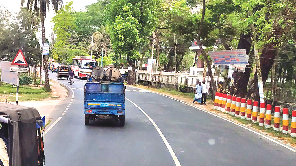 দুই ডজন বাঁকে দুর্ঘটনার ঝুঁকি