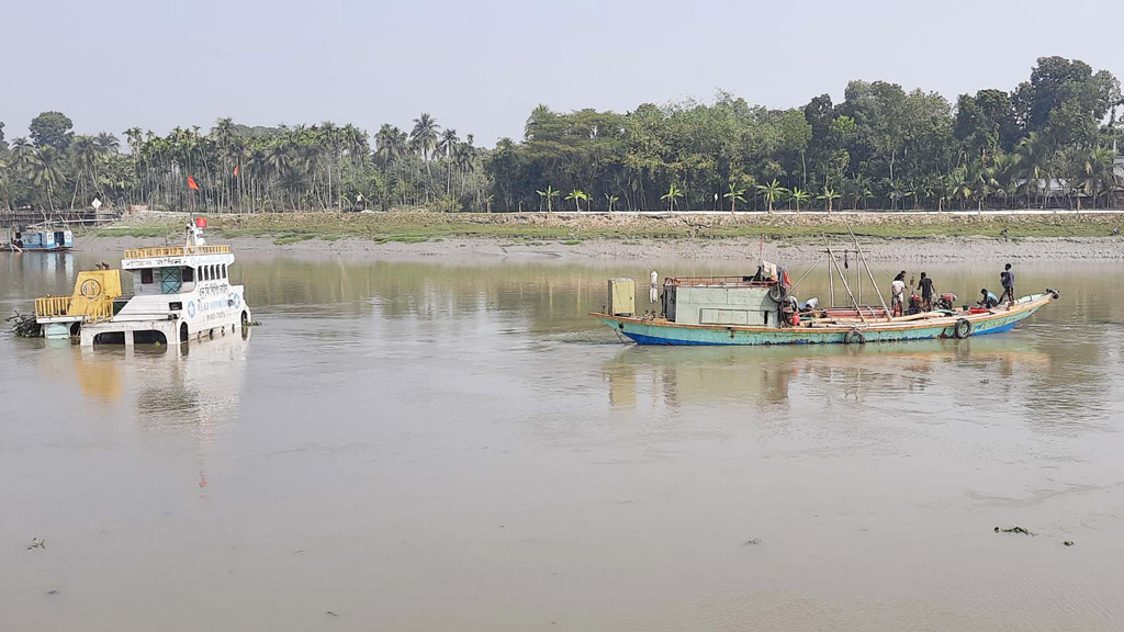 ডুবন্ত জাহাজ উদ্ধার শুরু