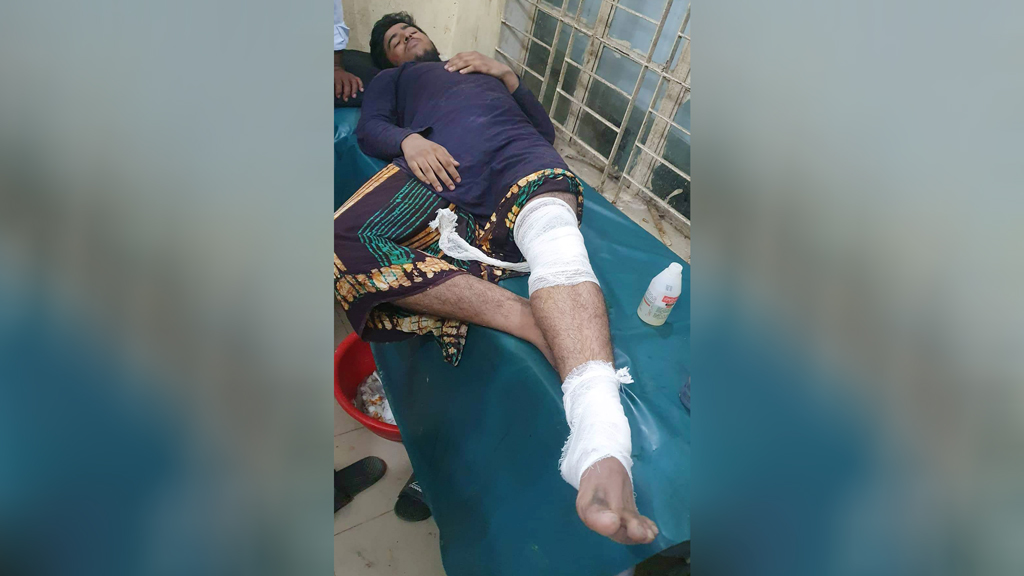 কিশোর গ্যাংয়ের হামলায় কলেজ ছাত্রসহ আহত ২