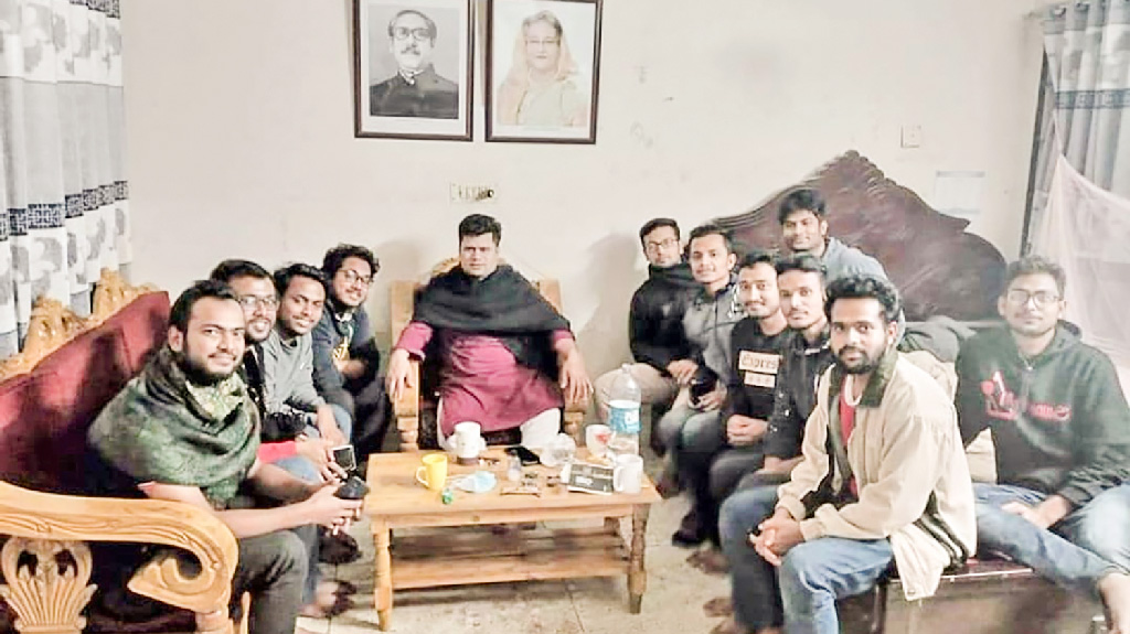 ছাত্রলীগ সভাপতির কক্ষে হলের গেস্টরুমের সোফা