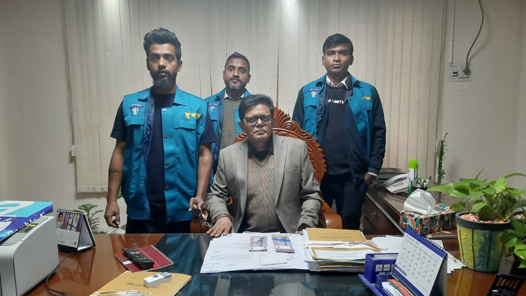 ঘুষের লাখ টাকাসহ জেলা প্রাথমিক শিক্ষা কর্মকর্তা আটক