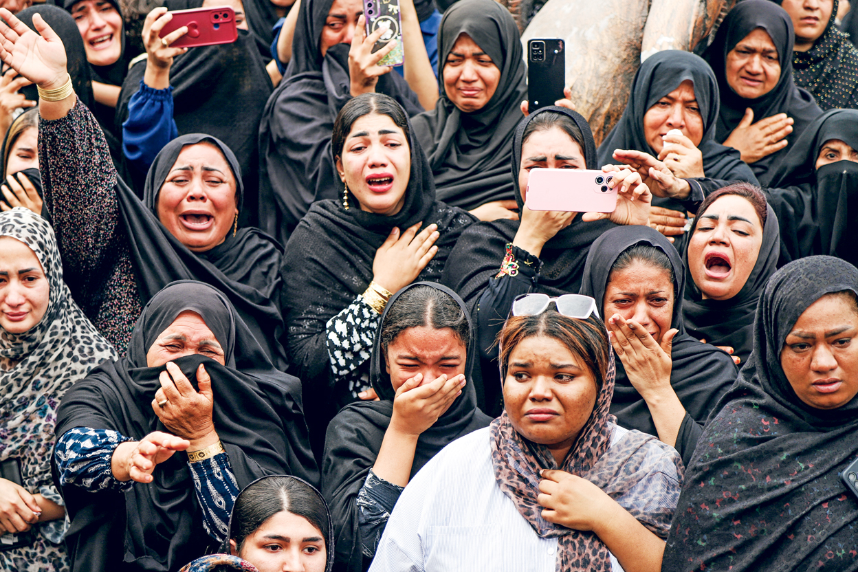 ১৬৫ শিশুর দাফন: তারা পড়ত খেলত একসঙ্গে, শুয়ে থাকবে পাশাপাশি