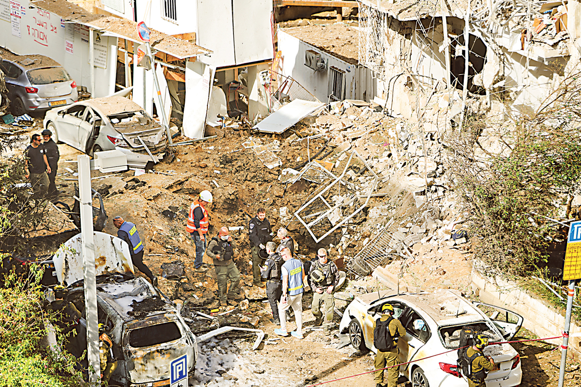 বিপাকে পড়ে যুদ্ধ থামানোর পথ খুঁজছেন ট্রাম্প