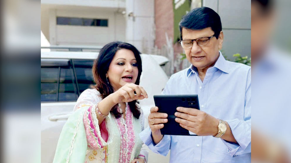 আলমগীরের নামে ভুয়া ফেসবুক আইডি নিয়ে সতর্ক করলেন আঁখি
