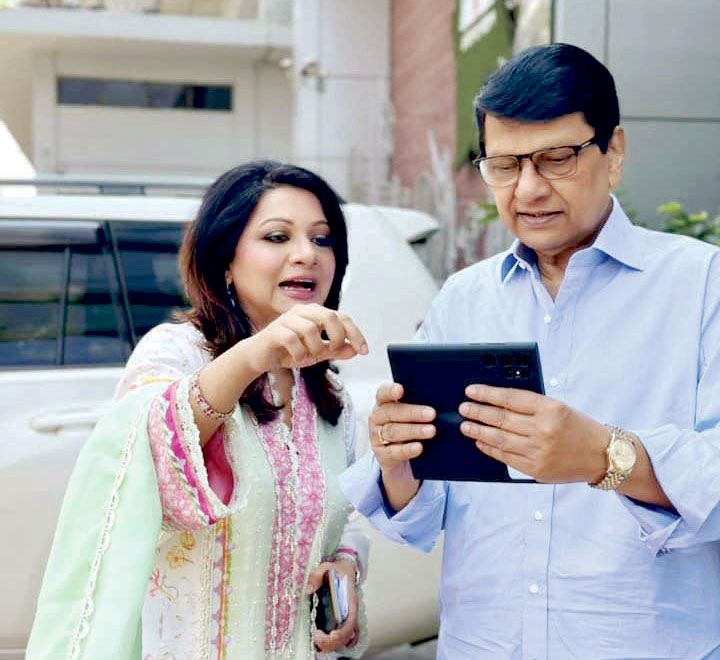 বাবা আলমগীরের সঙ্গে সংগীতশিল্পী আঁখি আলমগীর। ছবি: সংগৃহীত