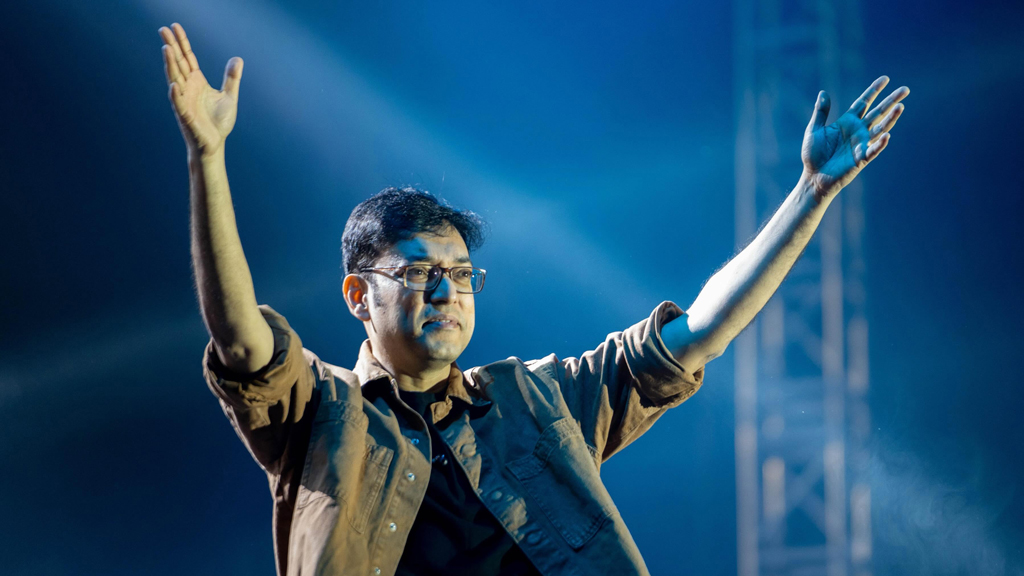 প্রিয় ব্যান্ড মাইলসের সঙ্গে এক মঞ্চে অনুপম রায়