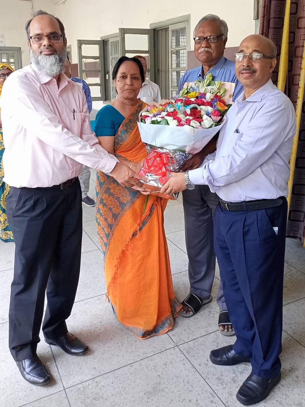 সভাপতি শামীম আরা (বাঁ থেকে দ্বিতীয়) ও সম্পাদক মোস্তফা কামাল (বাঁ থেকে প্রথম)। ছবি: সংগৃহীত