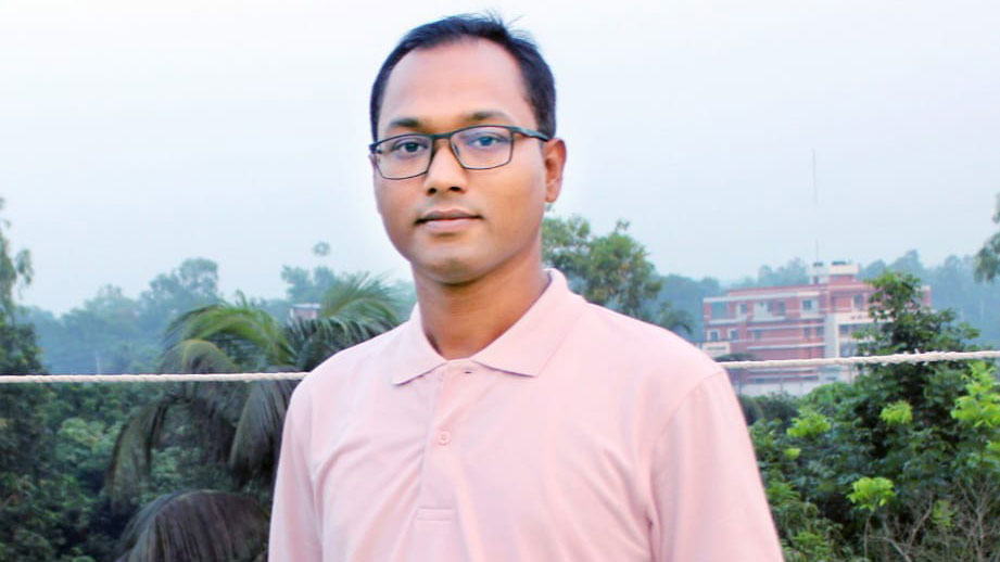 ঢাকা-চট্টগ্রাম মহাসড়কে বাস উল্টে কাস্টমস কর্মকর্তা নিহত