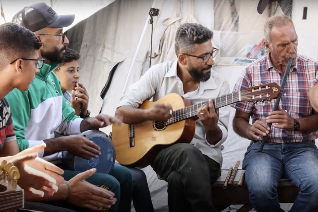 বিস্ফোরণ-গুলি-ড্রোনের শব্দকে শ্রুতিমধুর সংগীতে রূপান্তর করছেন গাজার শিল্পী