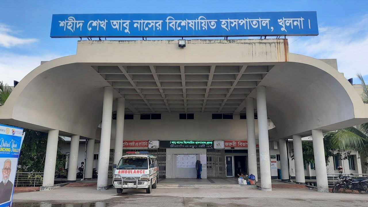 খুলনা বিশেষায়িত হাসপাতাল: ২০ শয্যার বার্ন ইউনিটে
চিকিৎসক একজন