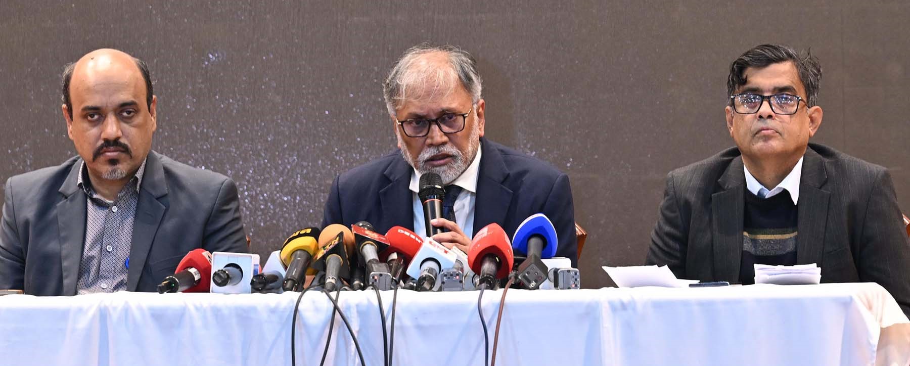 স্বাস্থ্য ও পরিবার কল্যাণ মন্ত্রণালয় সম্পর্কিত প্রধান উপদেষ্টার বিশেষ সহকারী অধ্যাপক ডা. মোঃ সায়েদুর রহমান আজ ঢাকায় ফরেন সার্ভিস একাডেমিতে উপদেষ্টা পরিষদের সভা বিষয়ে সাংবাদিকদের ব্রিফ করেন। এসময় প্রধান উপদেষ্টার প্রেস সচিব মোহাম্মদ শফিকুল আলম উপস্থিত ছিলেন (বৃহস্পতিবার, ৮ জানুয়ারি ২০২৬)। ছবি: পিআইডি