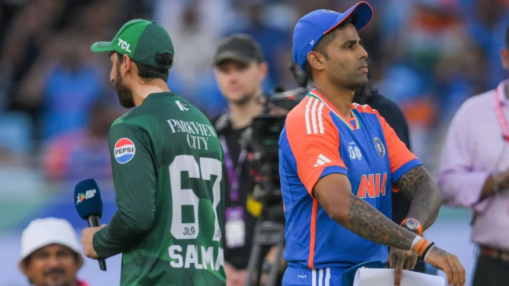 হাত না মেলানো ইস্যুতে ভারতকেই ধুয়ে দিলেন সাবেক ভারতীয় ওপেনার