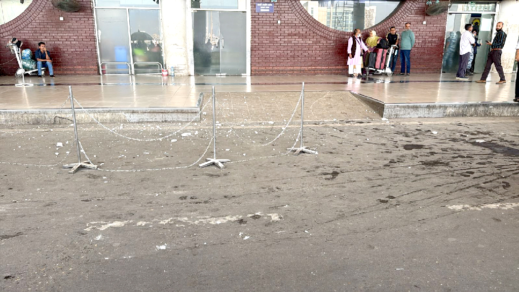 ভূমিকম্পে খসে পড়ল শাহজালালের টার্মিনাল-২-এর পলেস্তারা