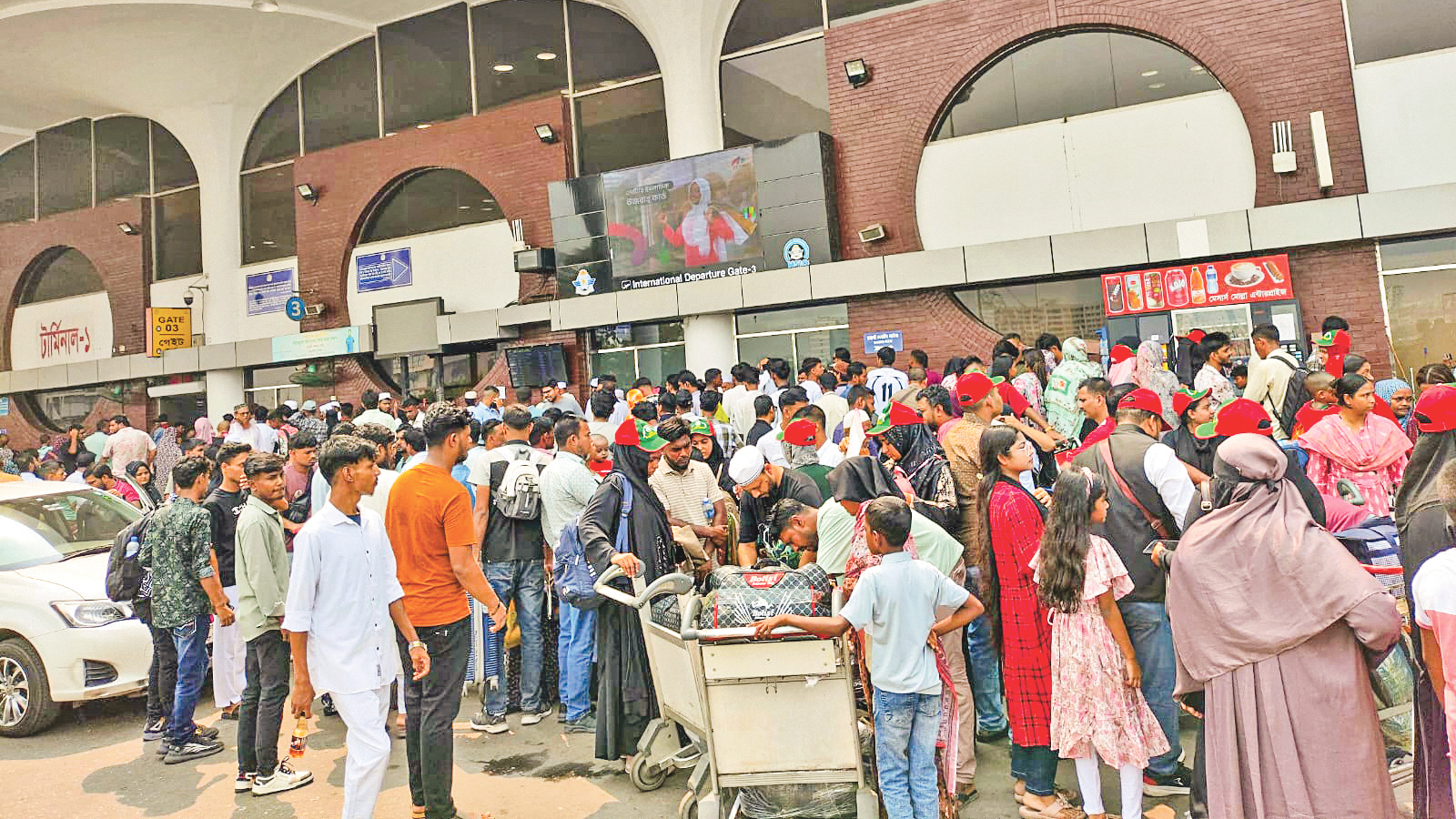 শাহজালাল বিমানবন্দর: বাড়তি মানুষের ভিড়ে যাত্রীদের ভোগান্তি