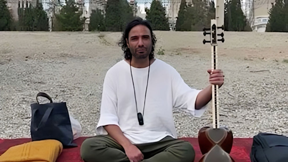 বিদ্যুৎকেন্দ্রের সামনে বসে ইরানি সংগীত শিল্পীর অভিনব প্রতিবাদ