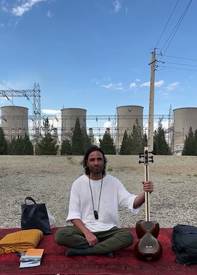 বিদ্যুৎকেন্দ্রের সামনে বসে ইরানি সংগীত শিল্পীর অভিনব প্রতিবাদ