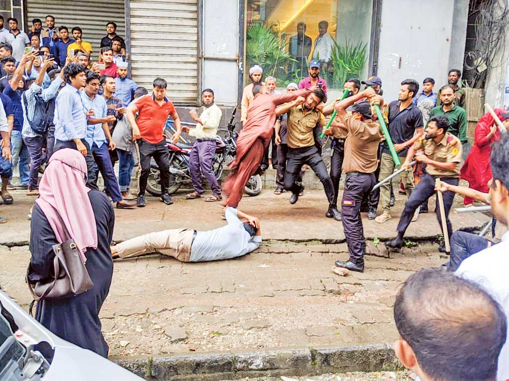 আল-আরাফাহ ব্যাংকে চাকরিচ্যুতদের সঙ্গে নিরাপত্তাকর্মীদের সংঘর্ষ