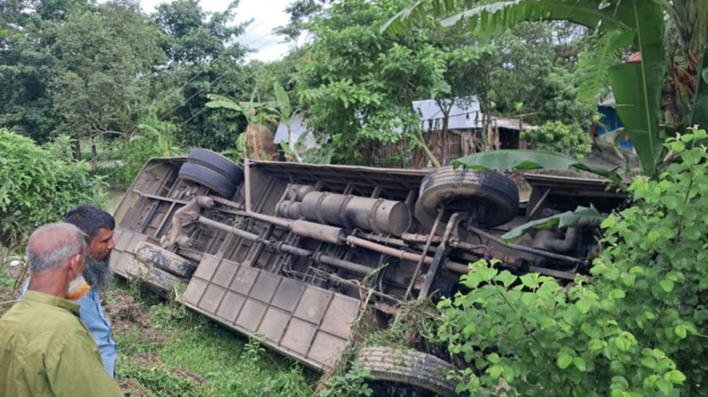 আমতলীতে বাস নিয়ন্ত্রণ হারিয়ে খাদে, আহত ১৫
