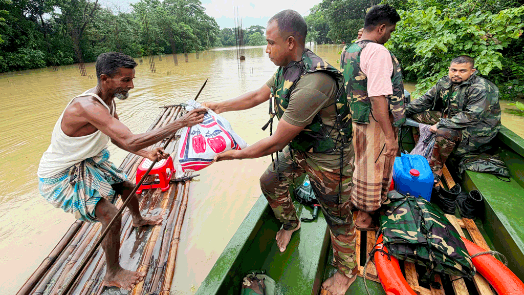 চট্টগ্রামে দুর্গত মানুষের পাশে বাংলাদেশ সেনাবাহিনী