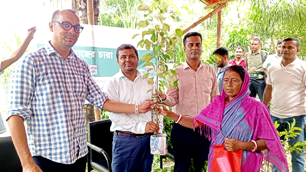 আশাশুনি উপকূলে ৩০০ পরিবারের মাঝে ১০ হাজার গাছের চারা বিতরণ