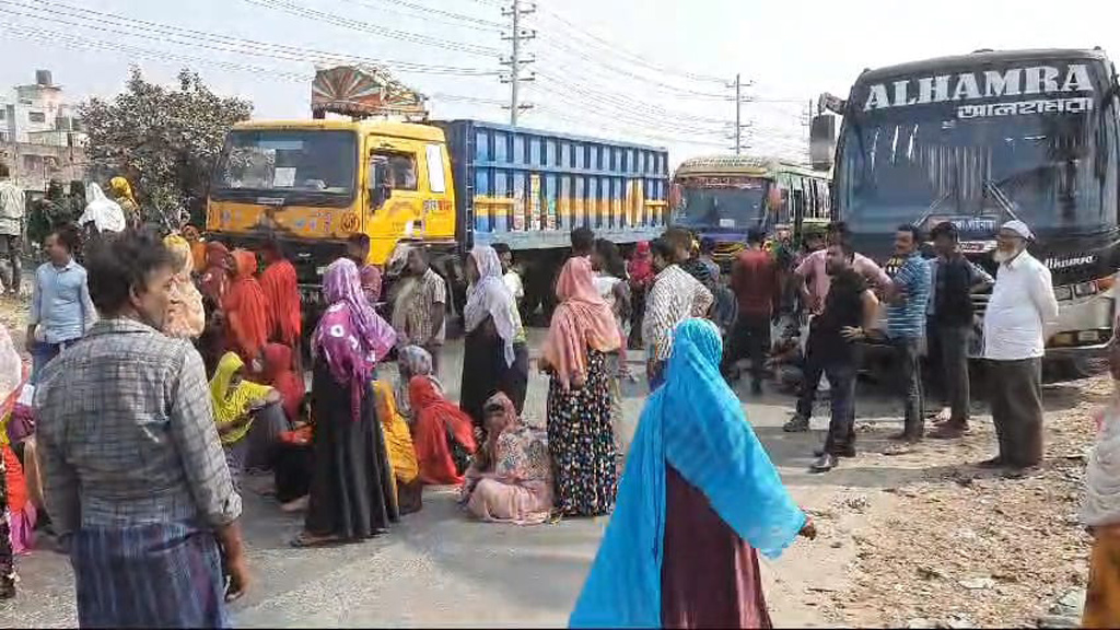 বকেয়া বেতনের দাবিতে আশুলিয়ায় পোশাকশ্রমিকদের সড়ক অবরোধ